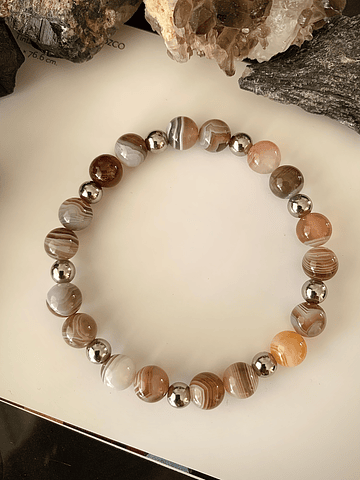 Pulsera creada con Ágatas Botswana en cálidos matices café y arena