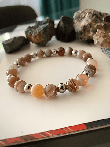 Pulsera creada con Ágatas Botswana en cálidos matices café y arena