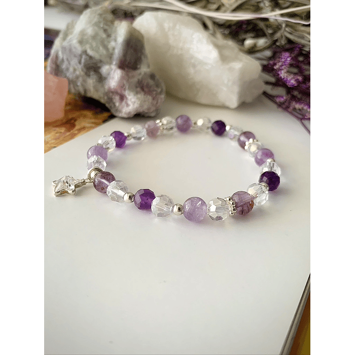 Pulsera femenina confeccionada con cristales de Amatistas facetadas, Cacoxenita y Ágatas lilas 3