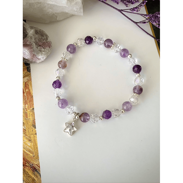 Pulsera femenina confeccionada con cristales de Amatistas facetadas, Cacoxenita y Ágatas lilas 1