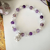 Pulsera femenina confeccionada con cristales de Amatistas facetadas, Cacoxenita y Ágatas lilas 1