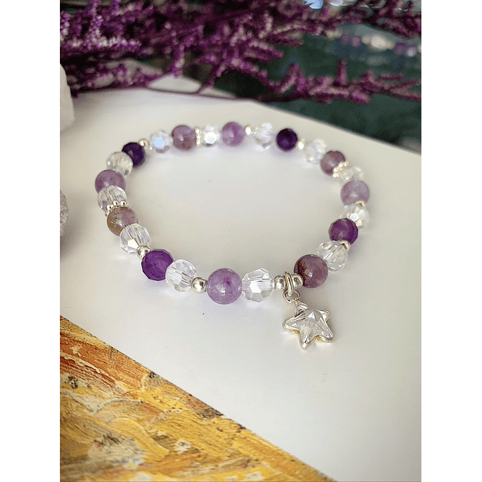 Pulsera femenina confeccionada con cristales de Amatistas facetadas, Cacoxenita y Ágatas lilas 2