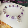 Pulsera femenina confeccionada con cristales de Amatistas facetadas, Cacoxenita y Ágatas lilas 2