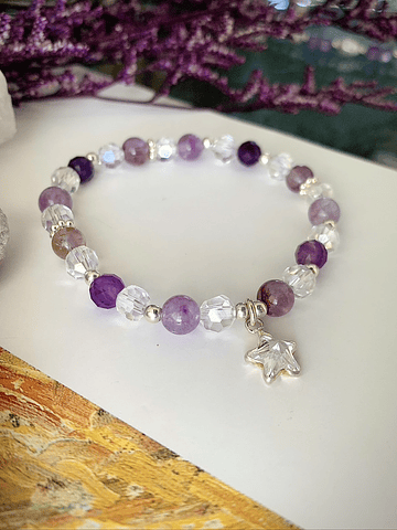 Pulsera femenina confeccionada con cristales de Amatistas facetadas, Cacoxenita y Ágatas lilas