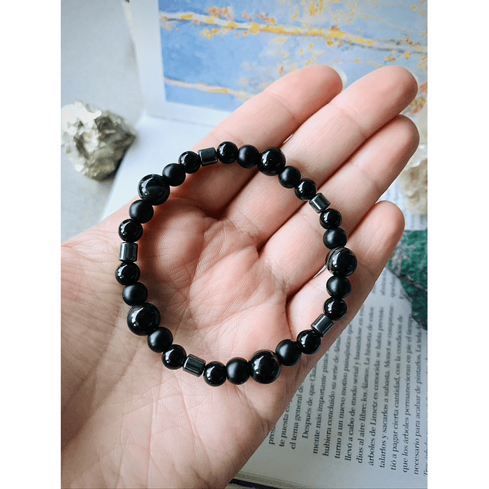 Pulsera unisex creada con Ágatas negras, Ónix negro y Hematitas 1