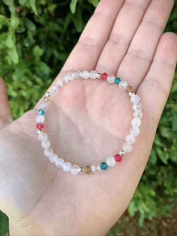 Pulsera elaborada con Cuarzo Cristal y cristales Swarovski en delicados tonos rosa, azul y beige