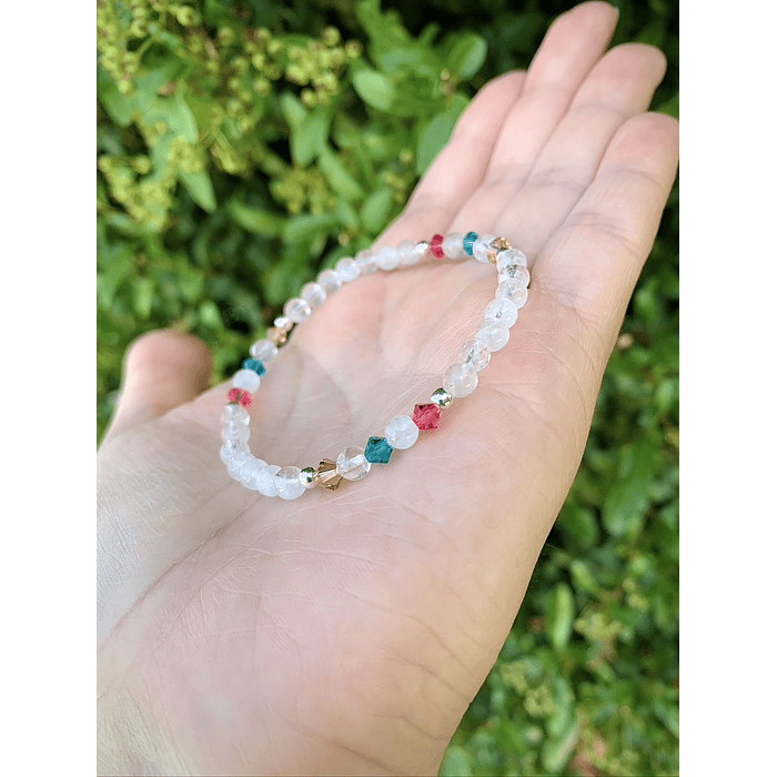 Pulsera elaborada con Cuarzo Cristal y cristales Swarovski en delicados tonos rosa, azul y beige 2