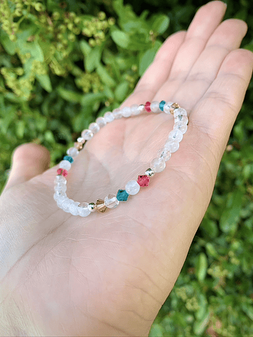 Pulsera elaborada con Cuarzo Cristal y cristales Swarovski en delicados tonos rosa, azul y beige