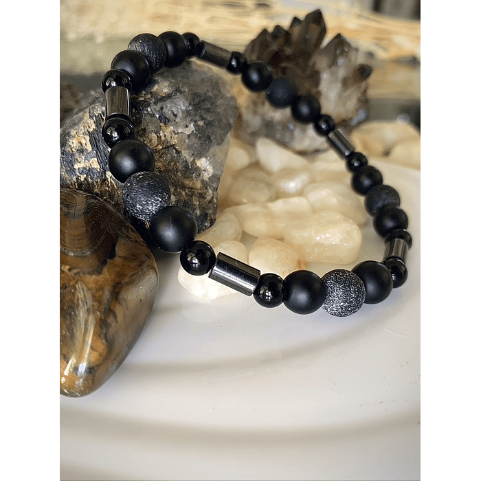 Pulsera creada con Ónix negro con cilindros de Hematitas 2