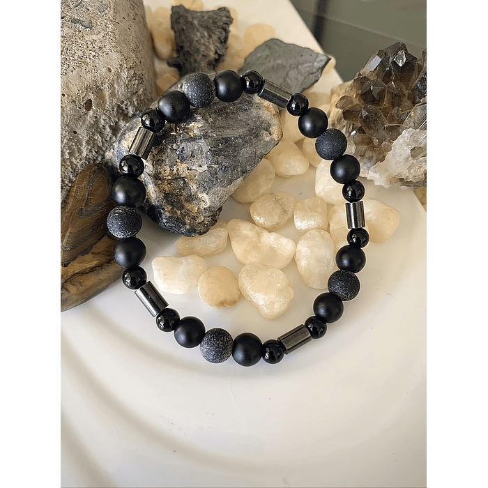 Pulsera creada con Ónix negro con cilindros de Hematitas 1