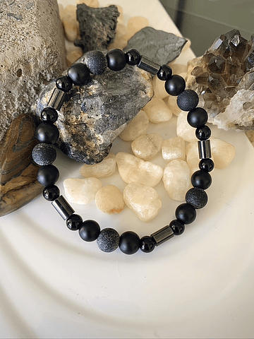 Pulsera creada con Ónix negro con cilindros de Hematitas