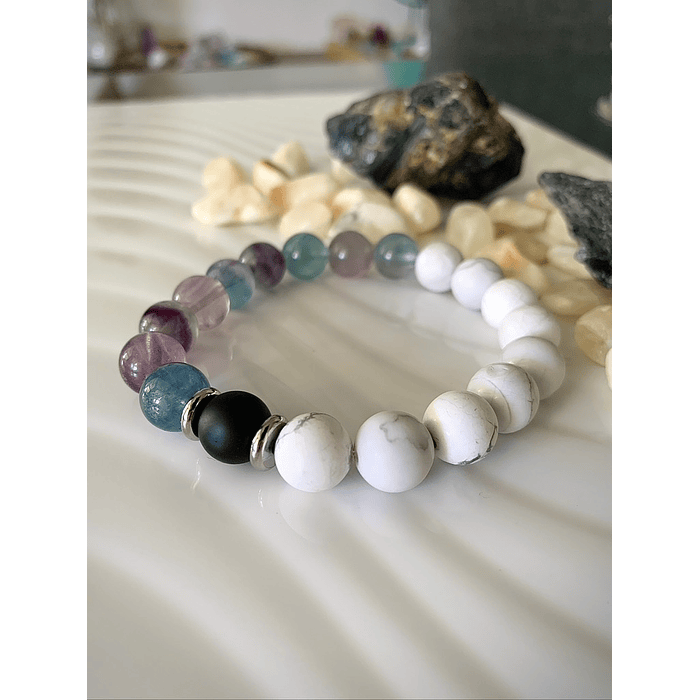 Pulsera robusta unisex con Howlitas blancas, Fluoritas y un Ónix negro mate 2