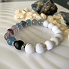 Pulsera robusta unisex con Howlitas blancas, Fluoritas y un Ónix negro mate 2