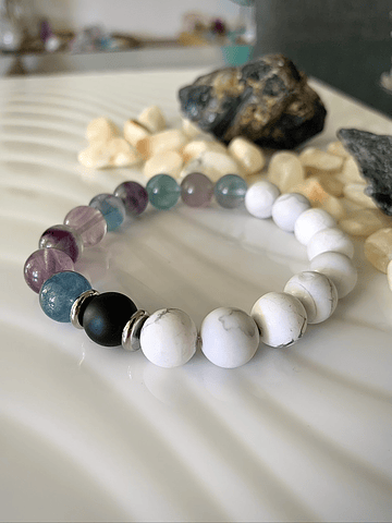 Pulsera robusta unisex con Howlitas blancas, Fluoritas y un Ónix negro mate
