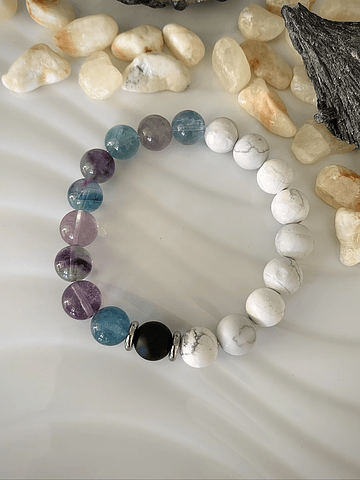 Pulsera robusta unisex con Howlitas blancas, Fluoritas y un Ónix negro mate