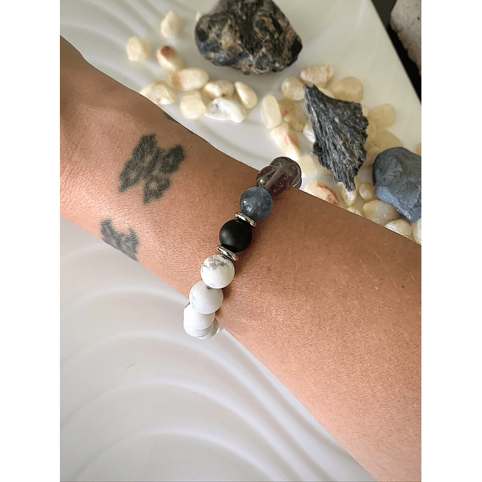 Pulsera robusta unisex con Howlitas blancas, Fluoritas y un Ónix negro mate 4