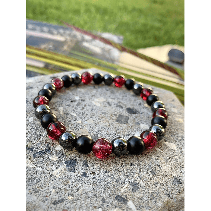 Pulsera masculina creada con Turmalinas roja, Hematitas y Ónix negro mate 1