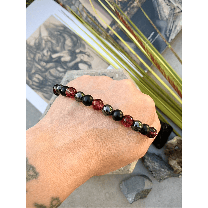 Pulsera masculina creada con Turmalinas roja, Hematitas y Ónix negro mate 2