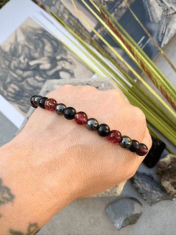 Pulsera masculina creada con Turmalinas roja, Hematitas y Ónix negro mate