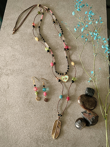 Conjunto de collar doble y aros, creado con Jade en variados colores y Ónix negro mate