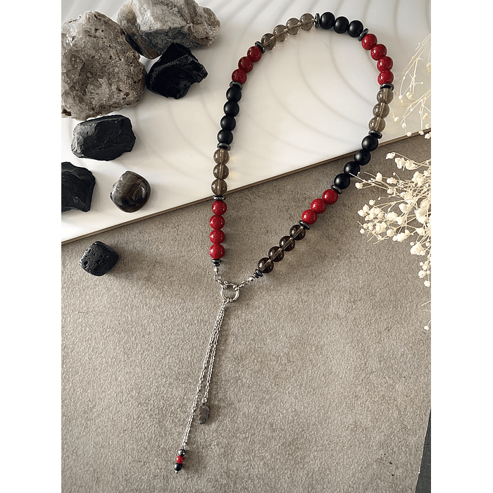 Collar femenino creado con Jade rojo, Ónix negro mate, Cuarzo ahumado, anillos de Hematita y acero 1