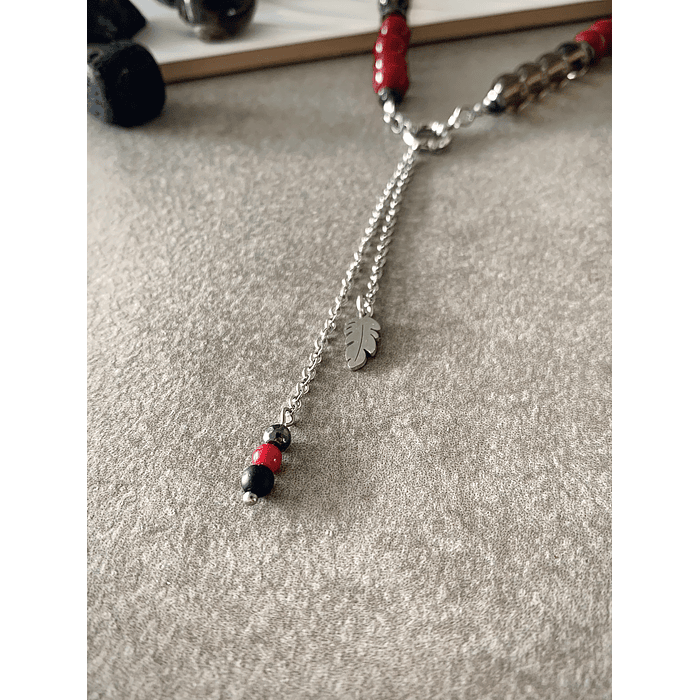 Collar femenino creado con Jade rojo, Ónix negro mate, Cuarzo ahumado, anillos de Hematita y acero 5