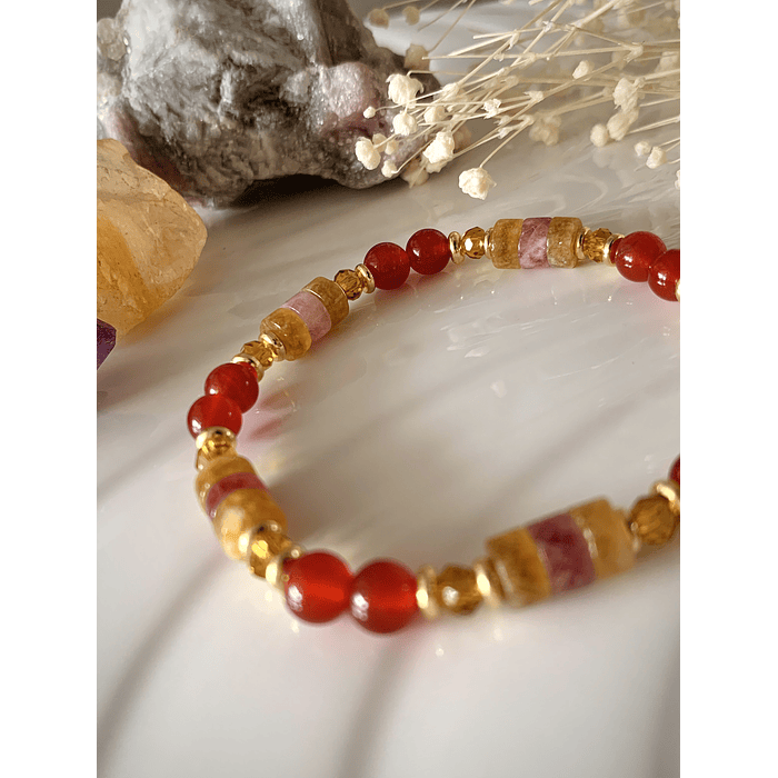 Pulsera femenina creada con Cornalina y Jade en corte rondel en suaves tonos amarillos y rosados 3