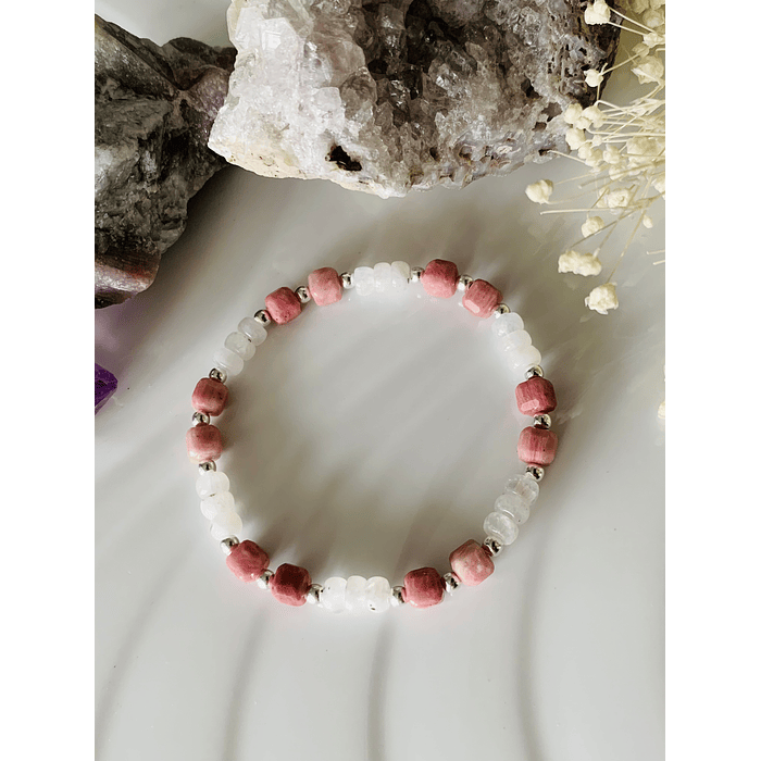 Pulsera femenina creada con Rodocrosita en corte cúbico y Piedra Luna en corte rondel 1