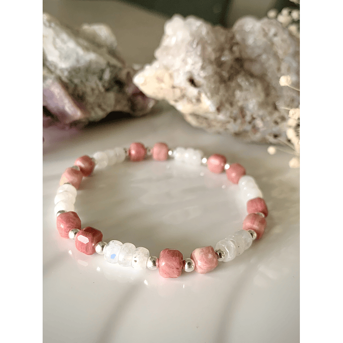 Pulsera femenina creada con Rodocrosita en corte cúbico y Piedra Luna en corte rondel 2