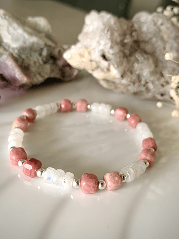 Pulsera femenina creada con Rodocrosita en corte cúbico y Piedra Luna en corte rondel