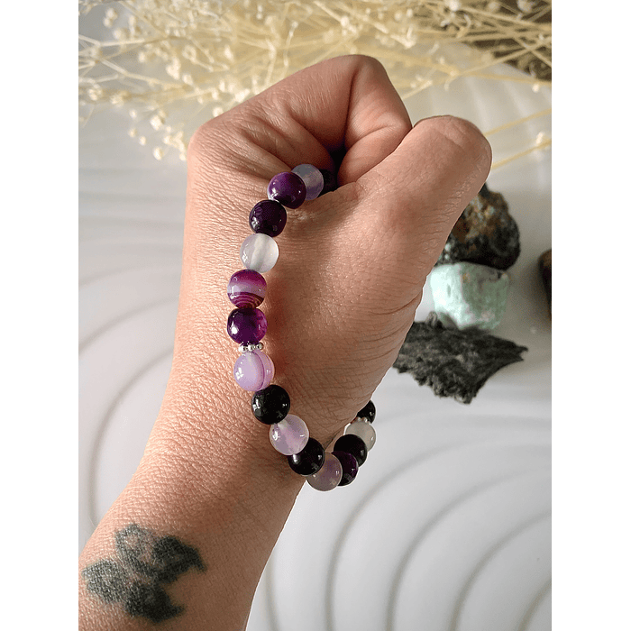 Pulsera femenina creada con Ágatas en matices morados 2