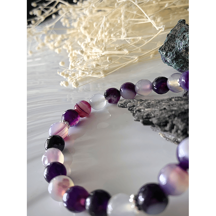 Pulsera femenina creada con Ágatas en matices morados 4