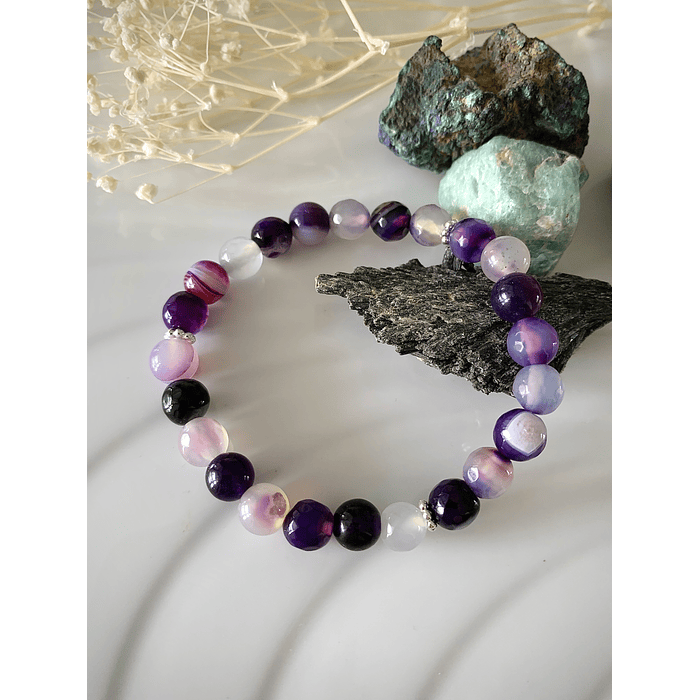 Pulsera femenina creada con Ágatas en matices morados 1