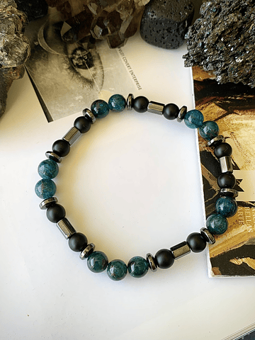 Pulsera masculina creada con Apatita azul, Ónix negro mate y Hematita en cortes rondel y hexagonal
