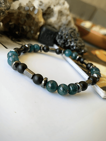 Pulsera masculina creada con Apatita azul, Ónix negro mate y Hematita en cortes rondel y hexagonal