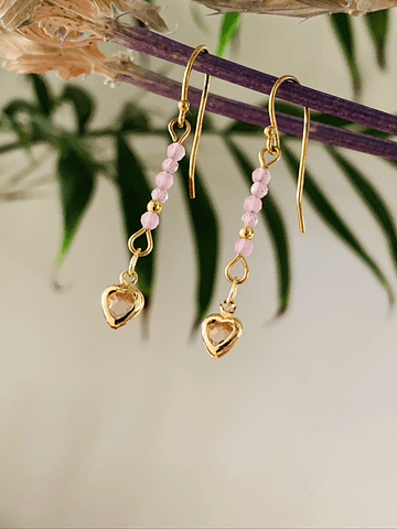 Aros minimalistas en baño de oro, con cristales mini facetados de Cuarzo rosa y circonitas rosa