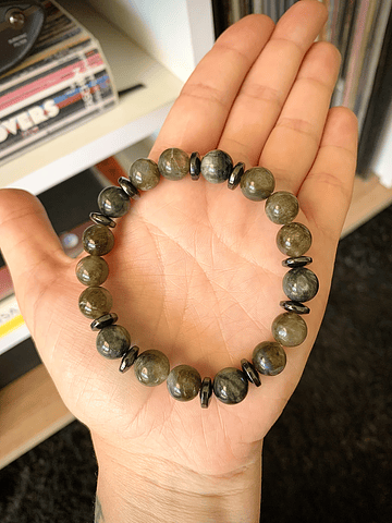 Pulsera masculina creada con Labradoritas, Ojo de halcón y anillos de Hematitas