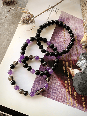 Set de tres pulseras femeninas con Amatistas, Cuarzo ahumado, Turmalinas negras y Ónix en acabados brillante y mate