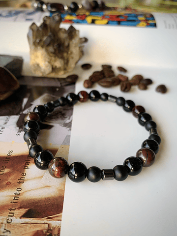 Pulsera masculina creada con Ojo de buey, Ónix negro y Hematitas cilíndricas