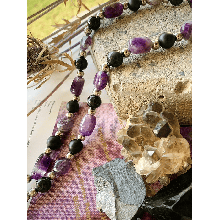 Collar femenino de carácter robusto, creado con Amatistas, Obsidianas negras y Cuarzo ahumado 3
