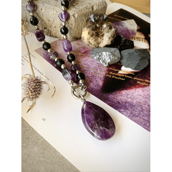 Collar femenino de carácter robusto, creado con Amatistas, Obsidianas negras y Cuarzo ahumado 2