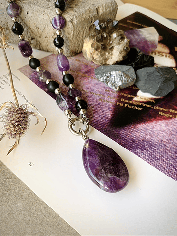 Collar femenino de carácter robusto, creado con Amatistas, Obsidianas negras y Cuarzo ahumado