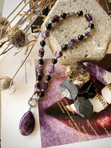 Collar femenino de carácter robusto, creado con Amatistas, Obsidianas negras y Cuarzo ahumado