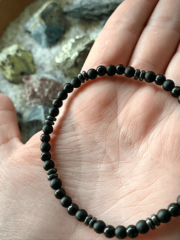 Pulsera masculina con Ónix negro mate, Turmalinas negras y Hematitas