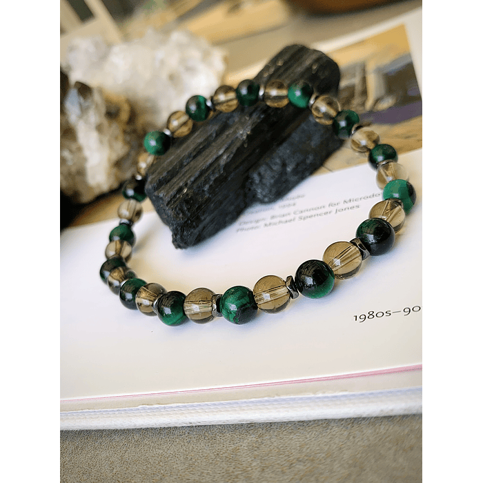 Pulsera masculina creada con Ojo de gato verde, Cuarzo ahumado y anillos de Hematitas. 3