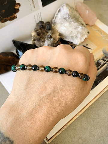 Pulsera masculina creada con Ojo de gato verde, Cuarzo ahumado y anillos de Hematitas.