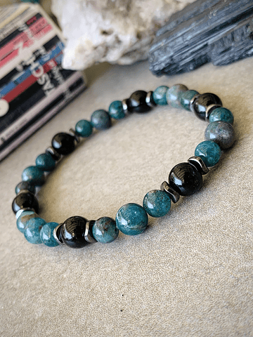 Pulsera masculina con Apatitas azules, Ónix negro y anillos de Hematitas
