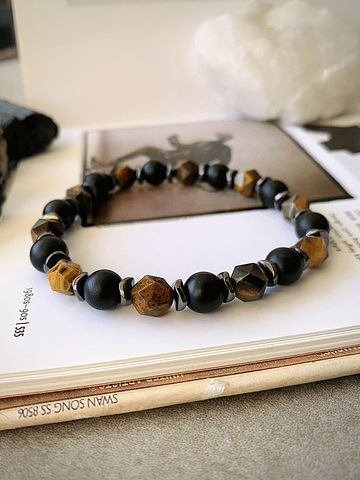 Pulsera unisex creada con Ojo de tigre facetado, Onix y separadores de Hematitas