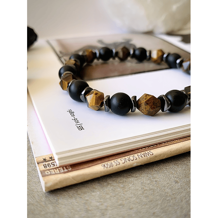 Pulsera unisex creada con Ojo de tigre facetado, Onix y separadores de Hematitas 3