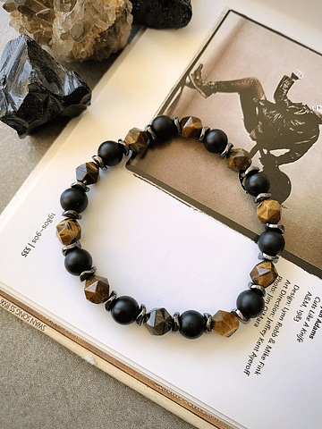 Pulsera unisex creada con Ojo de tigre facetado, Onix y separadores de Hematitas